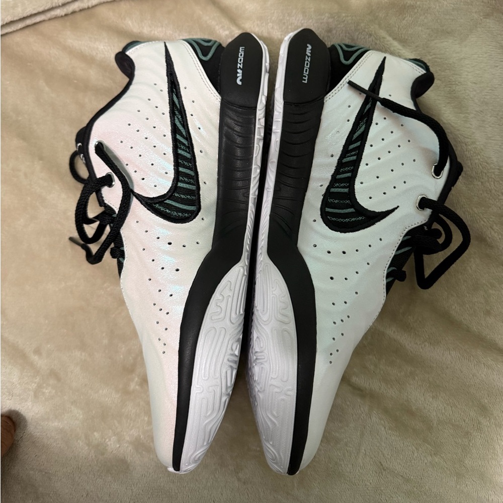 LEBRON 21
CONCHIOLIN

Nike White and Black Zoom Sneakers